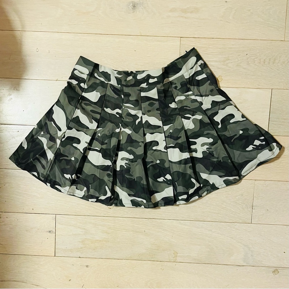 NWOT - Camoflauge Pleated Mini Skirt - L